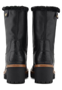 Botas de cuero negras con un puño de piel sintética, que cuentan con un tacón de madera marrón claro y detalle de logo grabado en el costado.