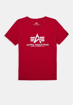 Rotes Baumwoll-T-Shirt mit Rundhalsausschnitt, das ein weißes Grafiklogo und den Text "ALPHA INDUSTRIES" auf der Vorderseite zeigt. Kurze Ärmel und normale Passform.