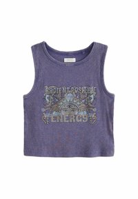 Fioletowy, bezrękawnikowy crop top z prążkowanej tekstury, z grafika, która głosi "Promienista Pozytywna Energia" w wyraźnym druku.
