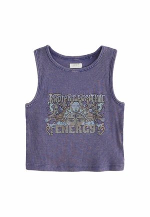 Fioletowy, bezrękawnikowy crop top z prążkowanej tekstury, z grafika, która głosi "Promienista Pozytywna Energia" w wyraźnym druku.