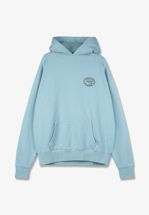 Világoskék kapucnis pulóver, puha anyagból készült, kenguru zsebbel, bordázott mandzsettákkal és szegéllyel, valamint egy kis grafikai logóval a mellrészen.