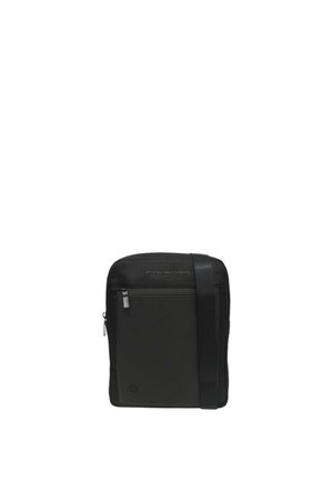Borsa a tracolla nera con una texture liscia, tasca frontale con zip, spallaccio regolabile e dettagli del logo discreti. Design compatto e rettangolare.