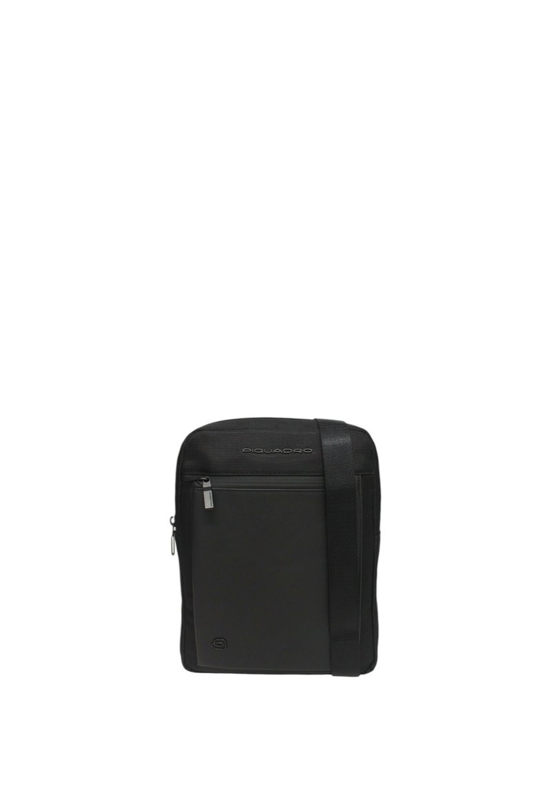 Borsa a tracolla nera con una texture liscia, tasca frontale con zip, spallaccio regolabile e dettagli del logo discreti. Design compatto e rettangolare.