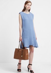 MICHAEL Michael Kors JET SET TRAVEL  - Handtas - cognac