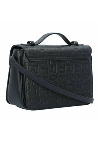 Zwarte leren handtas met reliëf logo ontwerp, rechthoekige vorm, gestructureerd lichaam, bovenhandvat en verstelbare schouderriem.