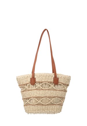 Geflochtene Strohtasche mit offenen Rautenmuster und braunen Leder-Schulterriemen vor weißem Hintergrund.