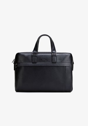 Cartella in pelle nera con trama, con due manici, chiusura a cerniera e tasca frontale con zip, in posizione verticale su sfondo bianco.