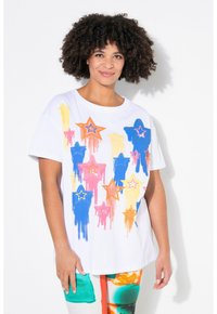Hvid t-shirt med et farverigt stjernedesign i orange, pink, blå og gul. T-shirten har en afslappet pasform og korte ærmer.
