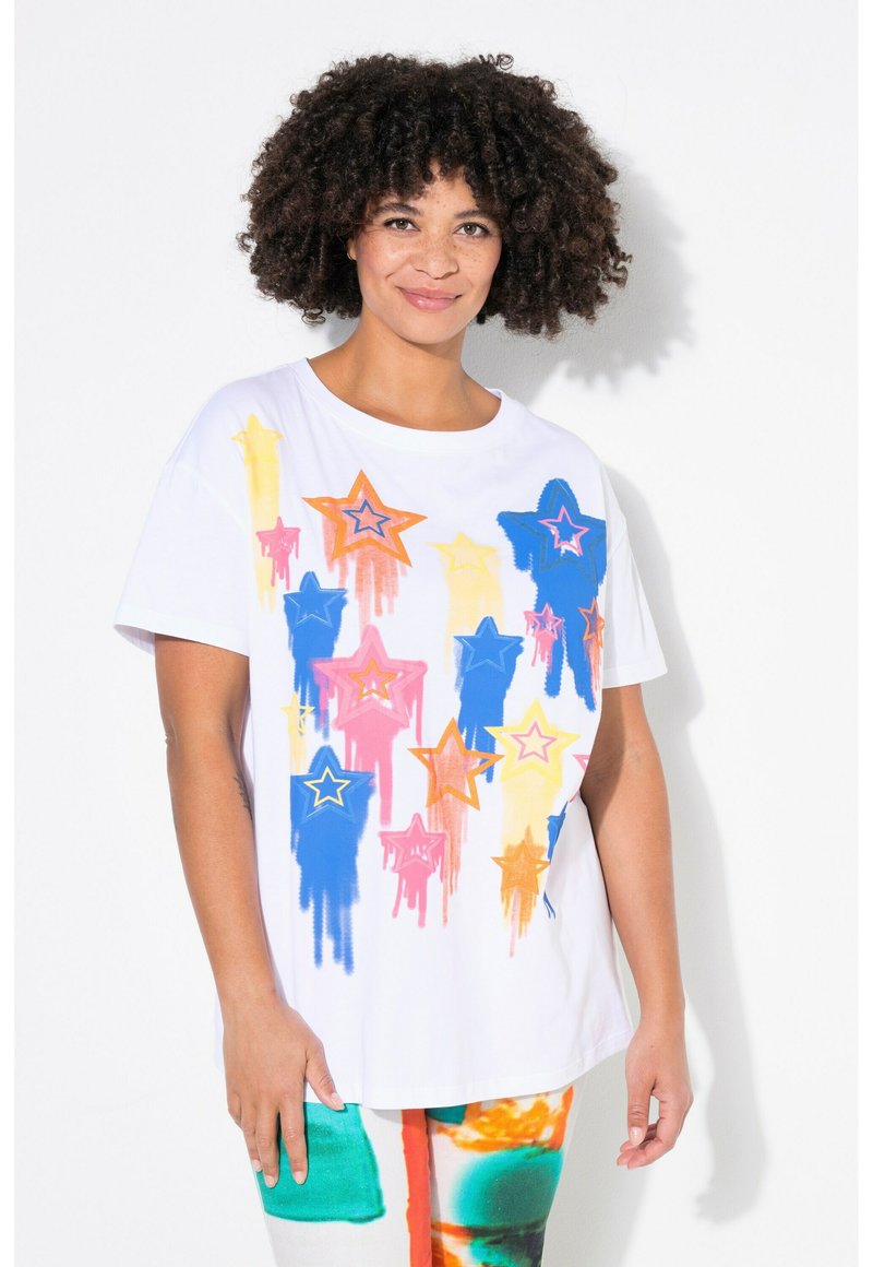 Hvid t-shirt med et farverigt stjernedesign i orange, pink, blå og gul. T-shirten har en afslappet pasform og korte ærmer.