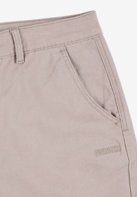 Jasno beżowe spodnie wykonane z mieszanki bawełny, z jedną kieszenią z przodu oraz wytłoczonym logo na pasku.