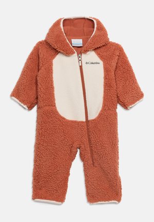 Zachte bruin- en crèmekleurige babyspeelpak van fleece met capuchon, rits aan de voorkant en Columbia-logo op de borst.