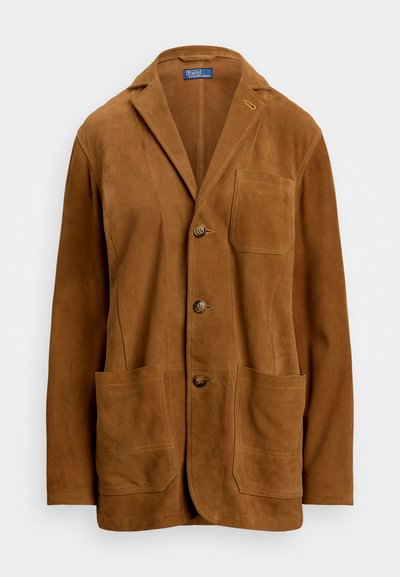 Blazer de camurça castanho com lapela recortada, três botões e dois grandes bolsos frontais. Apresenta costuras detalhadas e um único bolso no peito.