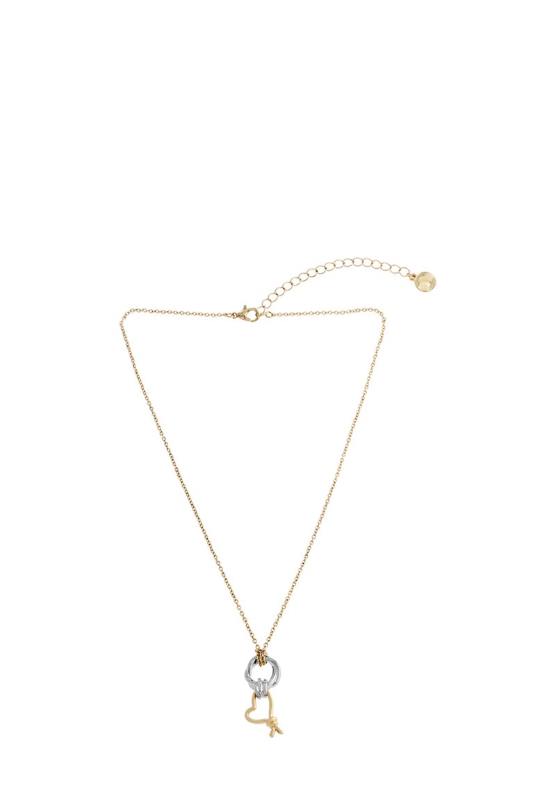 Gouden ketting met een zilveren ring en een gouden harthanger met een knoopdetail, die een combinatie van metalen en een delicate ontwerpelementen laat zien.