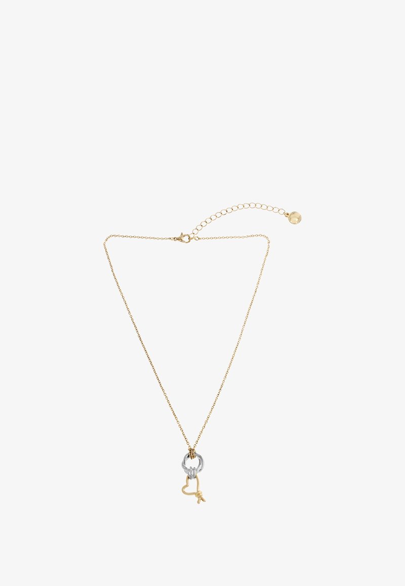Gouden ketting met een zilveren ring en een gouden harthanger met een knoopdetail, die een combinatie van metalen en een delicate ontwerpelementen laat zien.