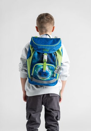 Zaino blu e verde con motivo esagonale, dotato di un design a forma di pallone da calcio sulla tasca anteriore e spallacci regolabili.