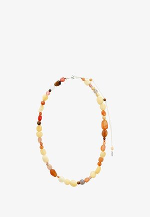 Mitmevärviline helme-kaelakee, millel on siledad, ümarad kivid oranži, kollase ja pruuni varjundites, hõbedase klambri ja pikendusketiga.