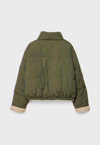 Zielona oliwkowa kurtka z ociepleniem, z wysokim kołnierzem, elastycznym dołem i beżowymi rękawami z sztucznego owczej wełny, pokazana od tyłu na białym tle.