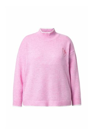 Roze gebreide trui met een hoge hals, verlaagde schouders en een kleine rode hart geborduurd op de linkerkant van de borst. Ribbelboorden en onderrand.