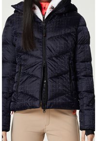 Námořnická péřová bunda s vyraženým vzorem "REFIRE", na zip vpředu a s nastavitelnou kapucí. Má černé zipy a červené detaily.