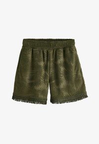 Pantalones cortos de color verde oliva con cintura elástica, patrón texturizado de hojas, bolsillos laterales y ribete de flecos en el dobladillo.