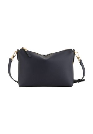 Bolso bandolera de cuero negro con cremallera dorada y correa ajustable, forma rectangular, diseño minimalista y textura suave.