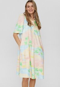 Rochie cu mânecă scurtă în culori pastelate, cu modele de palmieri și plajă. Confecționată dintr-un material ușor, cu un design cu guler și buzunare.