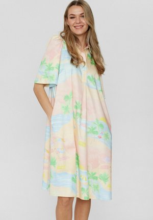 Kurzärmliges Kleid in Pastellfarben mit Palmbaum- und Strandmustern. Hergestellt aus leichtem Stoff, mit kragenförmigem Design und Taschen.