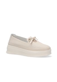 Beige platform instappers met decoratieve strik en rond logo. Materiaal heeft perforaties, een gladde textuur en een gegroefde zool voor grip.