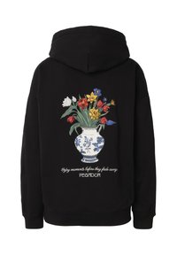 Sudadera negra con capucha con un gráfico de un jarrón floral azul y blanco sosteniendo flores coloridas y texto "Disfruta los momentos antes de que se desvanezcan PEGADOR" en la parte posterior.