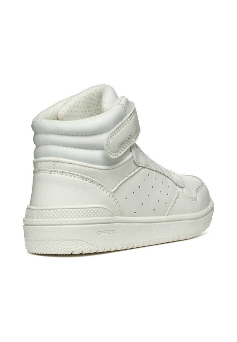 Sneaker alto bianco con tomaia in sintetico liscio, colletto imbottito, cinturino in Velcro, dettagli laterali perforati e suola in gomma testurizzata.