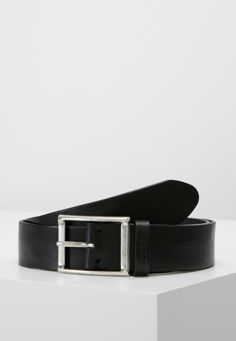 Cinturón de cuero negro con una hebilla rectangular plateada. Presenta una textura suave y un diseño sencillo. Acentuado con un logo en el pasador.