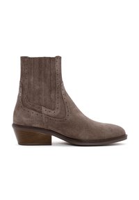 Botines de ante marrón con punta redondeada, diseño de pliegues verticales y detalles perforados decorativos. Tacón apilado con acabado similar a la madera.