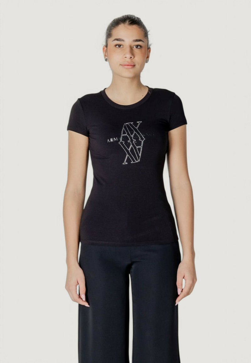 T-shirt nera a maniche corte realizzata in tessuto morbido, con un logo grafico bianco sul davanti. Collo rotondo e design aderente.