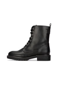 Botines de cuero negro con punta redondeada, diseño con cordones, ojales de metal y suela texturizada. Presentan una lengüeta en la parte trasera.