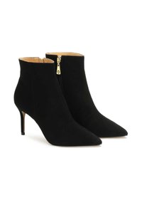 Botine negre din suede, cu vârfuri ascuțite, toc subțire și închidere pe lateral cu un accent de aur. Textură netedă și design elegant.
