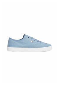 Sneakers in tela azzurra con suola in gomma bianca. Presentano una punta arrotondata e cinque fori per i lacci abbinati. Accento logo discreto.