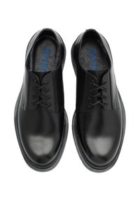 Chaussures en cuir noir avec une finition lisse, bout rond et design à lacets. Comprend une semelle intérieure texturée et une semelle en caoutchouc noir flexible.