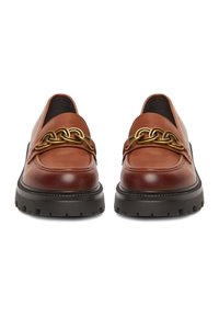 Rudi odiniai loaferiai su auksinės grandinėlės akcentu ir storu juodos gumos padu; lengvai užsidedantys, su lygiu paviršiumi ir klasikinėmis siūlėmis.