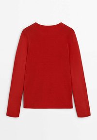 Haut à manches longues rouge avec un col rond, fabriqué en tissu lisse et léger. Présente une couleur unie simple sans motifs visibles.