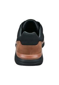 Svart sko med en brun läderhäls accent. Har perforerade detaljer, rund form och en gummisula. Designad för komfort och stabilitet.