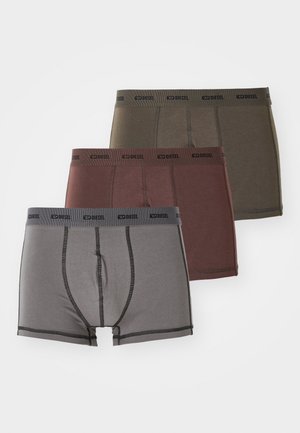 Drei Paar Herren-Boxershorts in Grau, Bordeaux und Olivgrün. Aus weichem Stoff mit Kontrastnähten und elastischen, gebrandeten Taillenbändern.