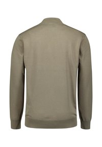 Olijfgroene trui met een strak ontwerp, lange mouwen en een geribbelde onderrand. Gemaakt van een soepele, lichte stof.