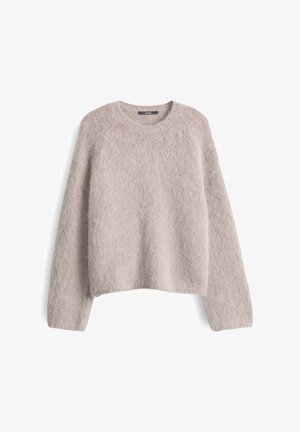 Helles beige, flauschiges Strickpullover mit langen Ärmeln und Rundhalsausschnitt, flach auf einem weißen Hintergrund präsentiert.
