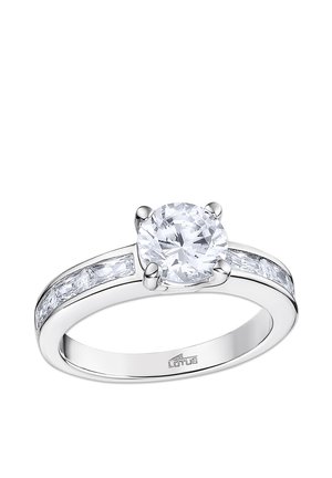 Bague en diamant avec une pierre centrale ronde, montée en métal argenté. Comprend deux petites pierres rectangulaires sur la tige et une finition lisse et polie.