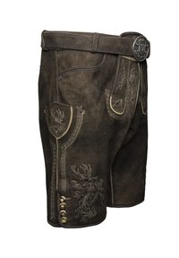Pantalones cortos de cuero marrón oscuro con intrincados bordados plateados, bolsillos con forma y botones decorativos a lo largo del lado. Cinturón acentuado y hebilla de metal.