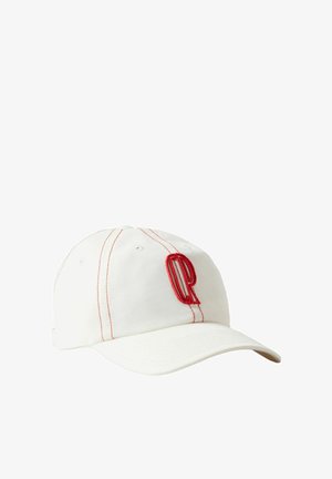 Gorra de béisbol blanca de algodón con costuras rojas, que presenta un logotipo bordado en rojo prominente en la parte frontal y una visera curvada.