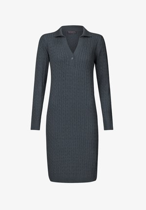 Strickkleid in Dunkelgrau mit einem Zopfmuster, langen Ärmeln und einem V-Ausschnitt. Verfügt über einen Knopf am Kragen und eine taillierte Silhouette.