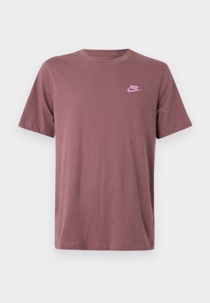 Bordo pamučna majica kratkih rukava, okruglog vrata i ružičastog Nike logotipa na lijevoj strani prsa. Glatka tekstura, standardni kroj.