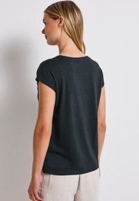 Zwarte top met korte mouwen, een relaxte pasvorm, ronde hals en een gladde katoenen textuur, met opgerolde mouwen en een rechte zoom.