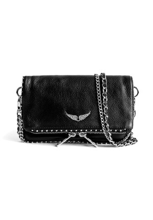 Clutch in pelle nera texturizzata con dettagli in borchie d'argento, doppie cerniere, emblema a forma di ala e tracolla a catena d'argento su sfondo bianco.